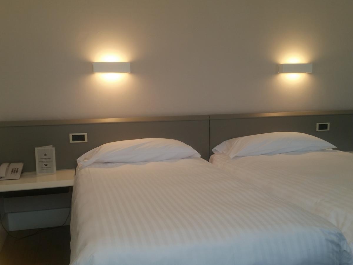 וארסה City Hotel מראה חיצוני תמונה