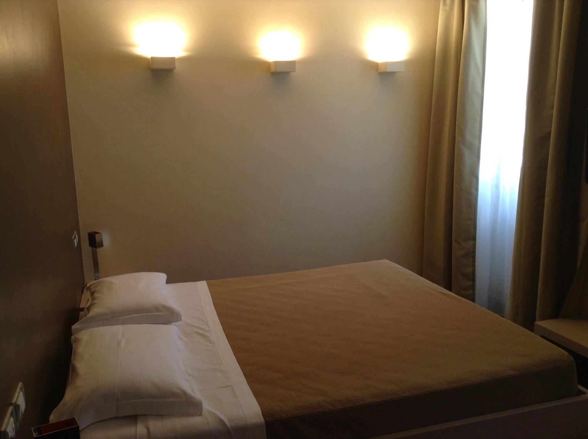 וארסה City Hotel מראה חיצוני תמונה